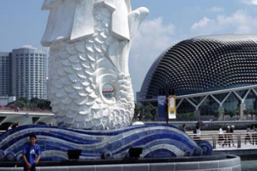 Merlion waterfront statue overlooking the Esplanade in Singapore
