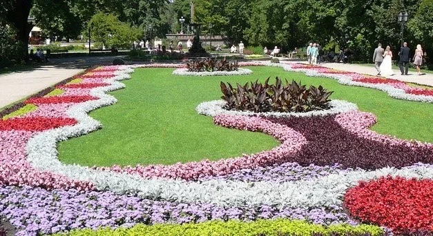 Hampton Court Palace Flower Show & UK Gardens Tour – HAM